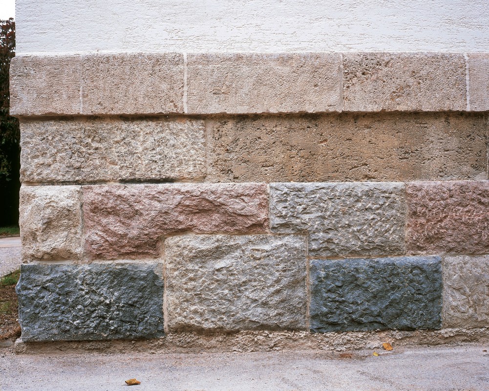 Referenz Mehrfamilienhaus München Güllstr Foto Sockel aus Graniten und Kalksteinen